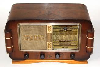 Une image contenant Radio, intrieur, en bois, radio rveil

Description gnre automatiquement